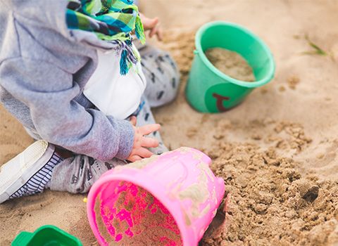 spelen met zand in de zandbak